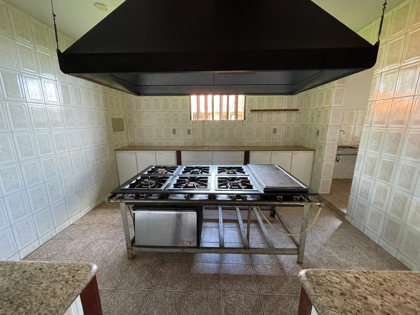 Fogão industrial de seis bocas com coifa, disponível para eventos