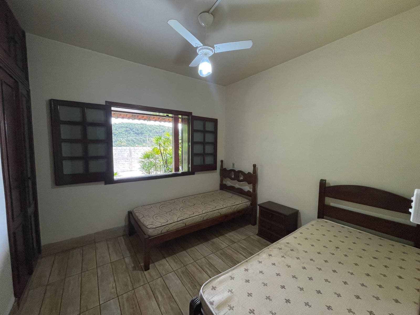 Quarto 1, com duas camas de solteiro e ventilador de teto