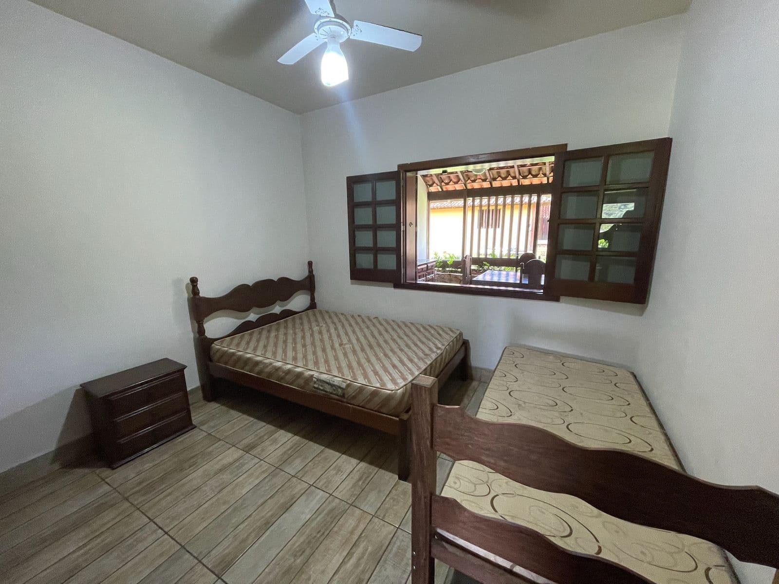 Quarto 3, com cama de casal, cama de solteiro e piso claro