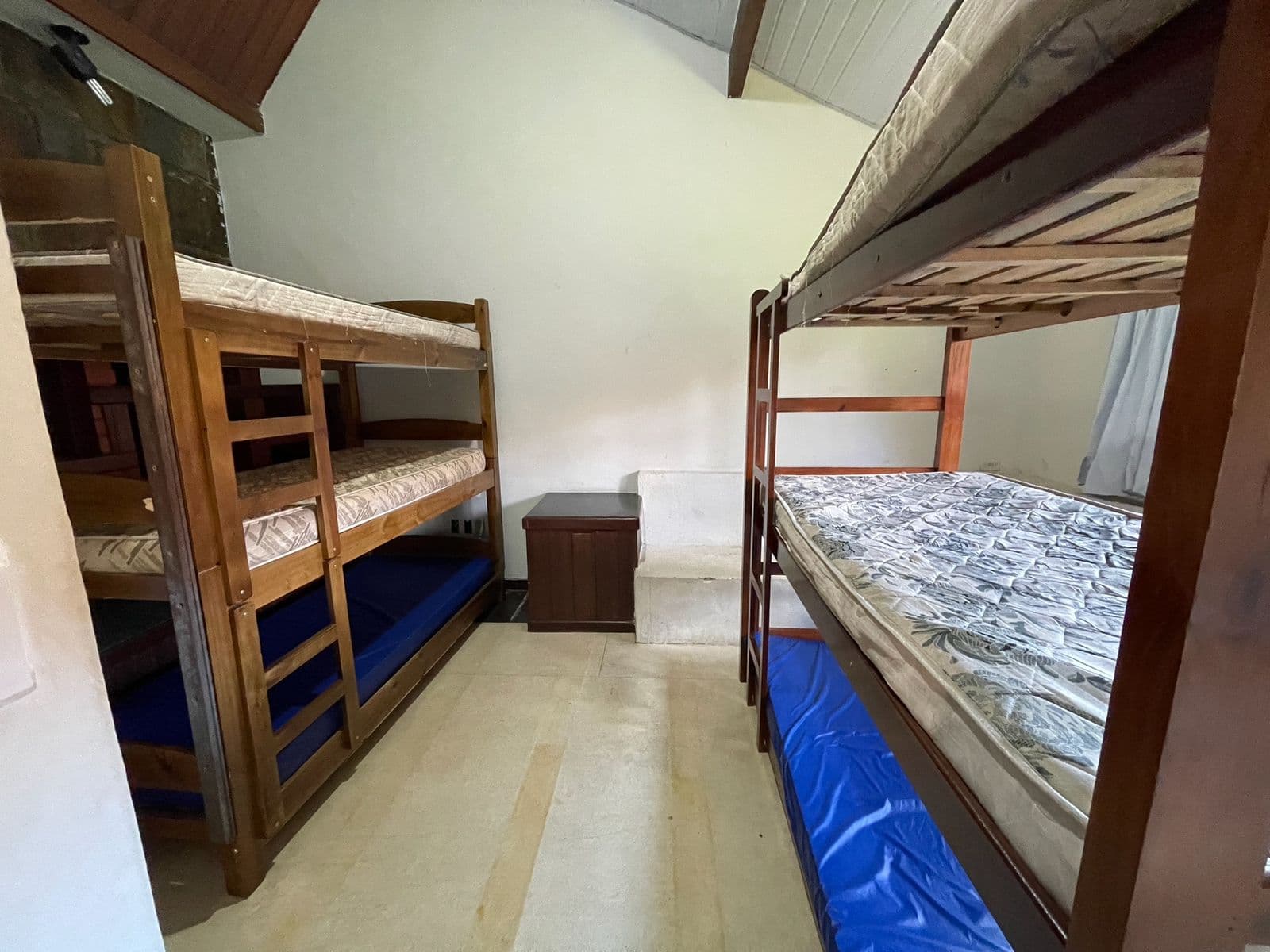 Outro ângulo do Quarto 4, mostrando os dois triliches lado a lado