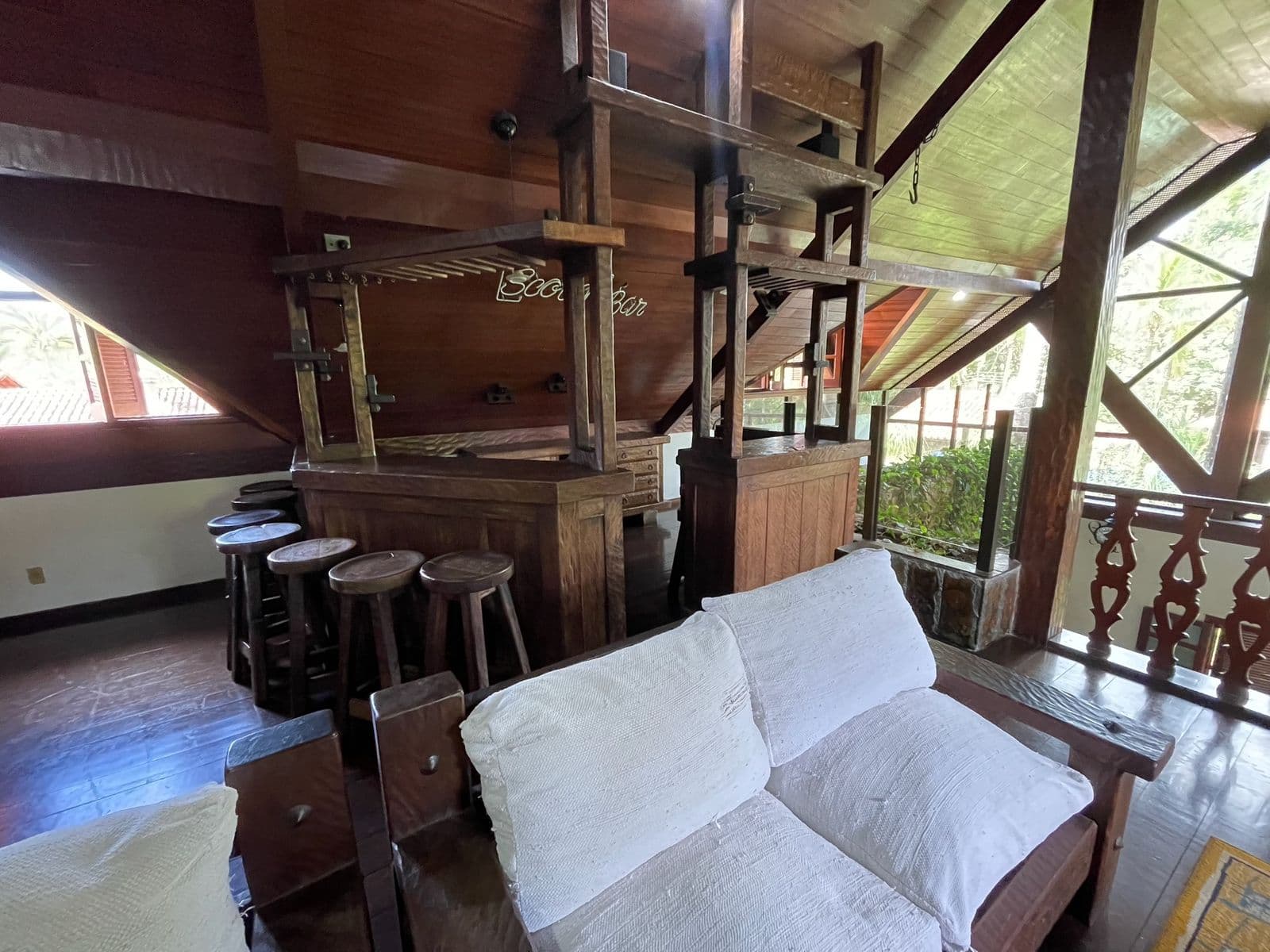 Balcão de bar com banquetas na sala de estar do segundo andar