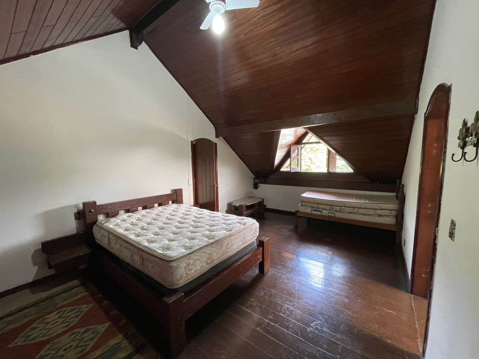 Outro ângulo da suíte, com cama de casal e cama de solteiro